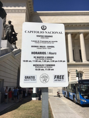 Schild mit Informationen zu Besichtigungen des Kapitols