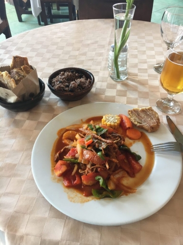 Heute abend Nationalgericht der Kubaner – Ropa vieja mit Arroz congri und Patacones, dazu ein kubanisches Pils – Sehr lecker