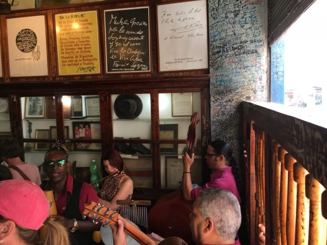 An der Wand Zitate und Autogramme von Großen Persönlichkeiten