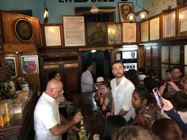 Immer 15 Gläser am Stück macht der Barmann