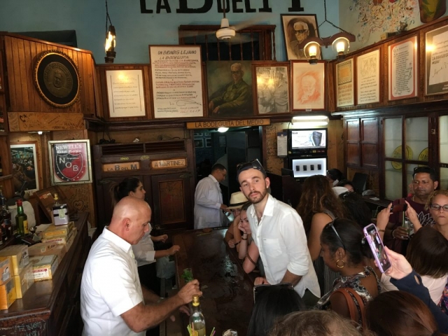 Der Barmann in der Bodeguita del Medio produziert Mojitos im Sekundentakt
