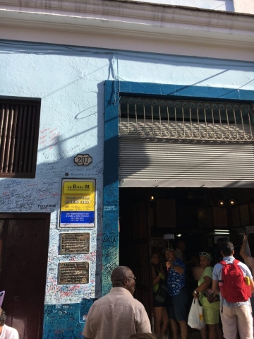 Mit dem Mojito vor die Bodeguita del Medio stellen und Leute beobachten