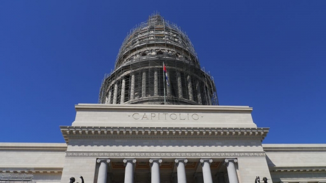nochmal Spitze des Capitolio mit Kubanischer Flagge