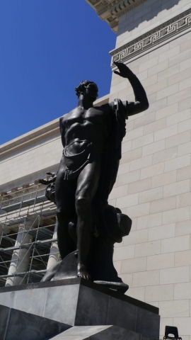 Statue an den Treppenstufen zum Capitolio