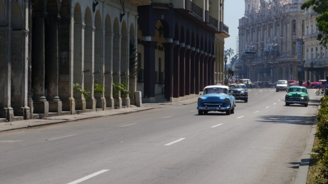 Paseo de Martí, Straße mit Autos – Havanna, Cuba