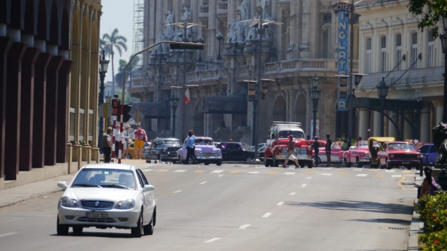 Modernes Auto vorne, Oldtimer im Hintergrund