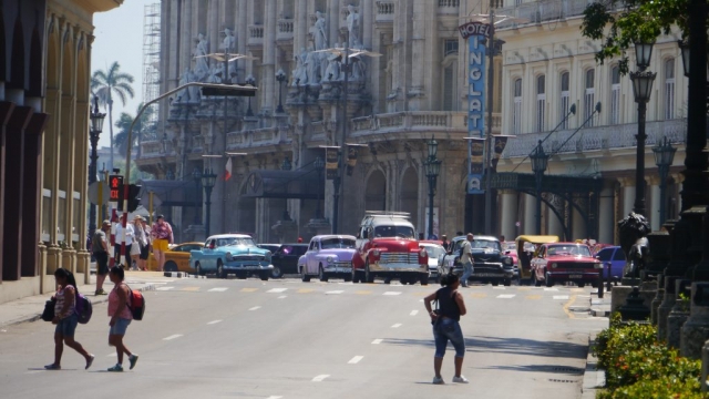 Kubaner überquere die Straße