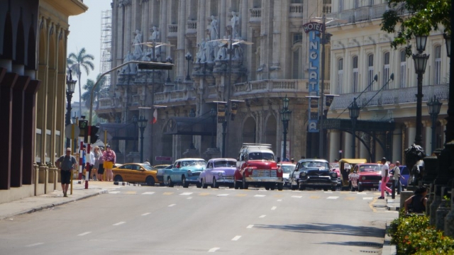 Hotel Inglatera mit Oldtimern auf der Straße – Havanna, Kuba