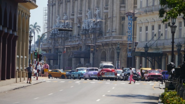 Super viele Oldtimer an einer Kreuzung vor dem Hotel Inglatera – Havanna, Kuba