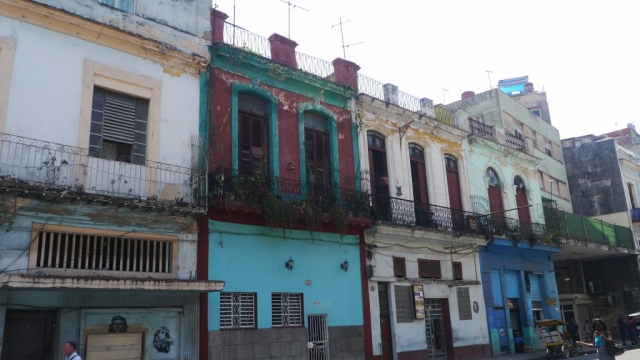 Alte, Bunte, aber sehr schöne Häuser in einer Seitenstraße – Havanna, Cuba