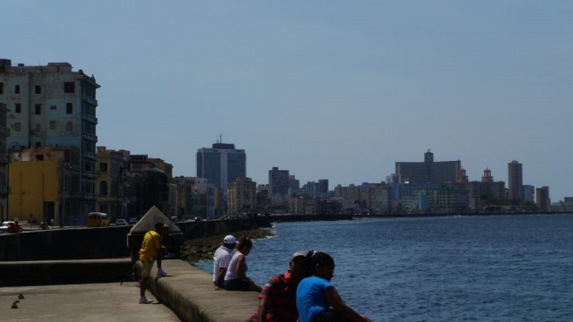 Kubaner sitzen am el Malecón und chillen