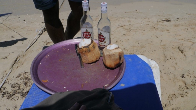 Kokos halb leer trinken, dann wird mir Havanna Club wieder aufgefüllt.. Lecker!