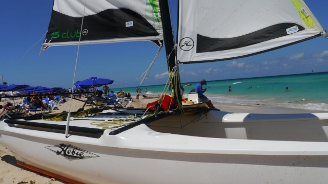 Katamaran an einem Strandabschnitt – Santa María del Mar, Playas de Este