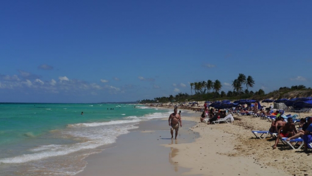 Türkisblaues Meer und Strandabschnitt mit Menschen – Santa María del Mar, Playas de Este