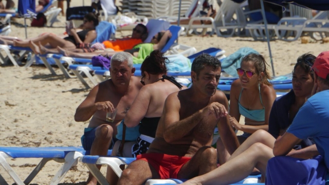 Touristengruppe am Strand – Santa María del Mar, Playas de Este