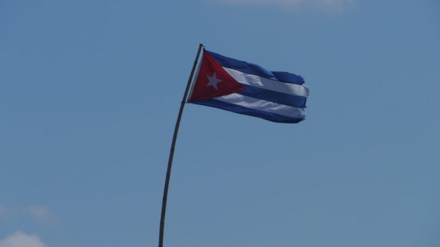 Kubanische Flagge weht am Strand – Santa María del Mar, Playas de Este