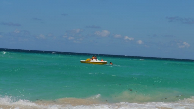 Türkisblaues Karibikmeer mit Tretboot – Santa María del Mar, Playas de Este