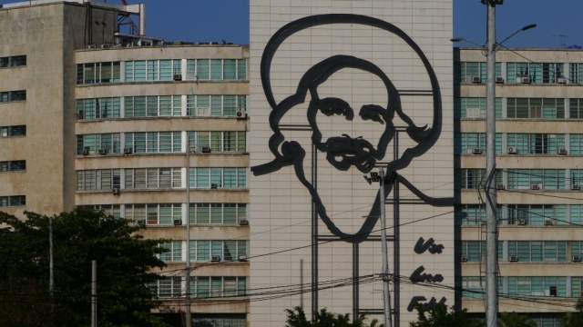 Platz der Revolution – Vas bien Fidel Porträt an Hauswand bei Tag