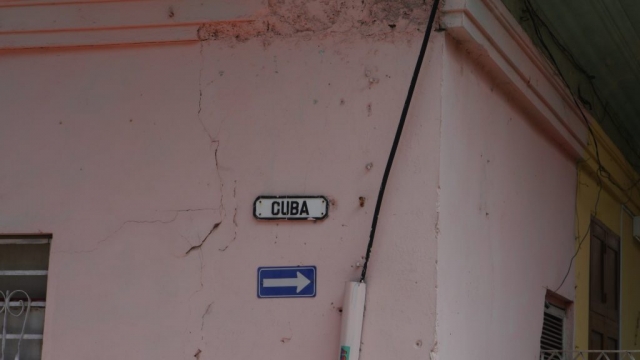 Straßennameschild in einer Straße namens Cuba