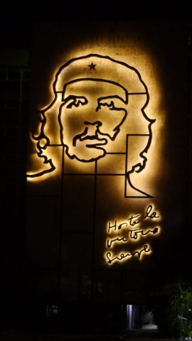 Hasta la victoria siempre am Plaza de la Revolución bei Nacht