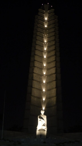 Memorial a José Martí bei Nacht